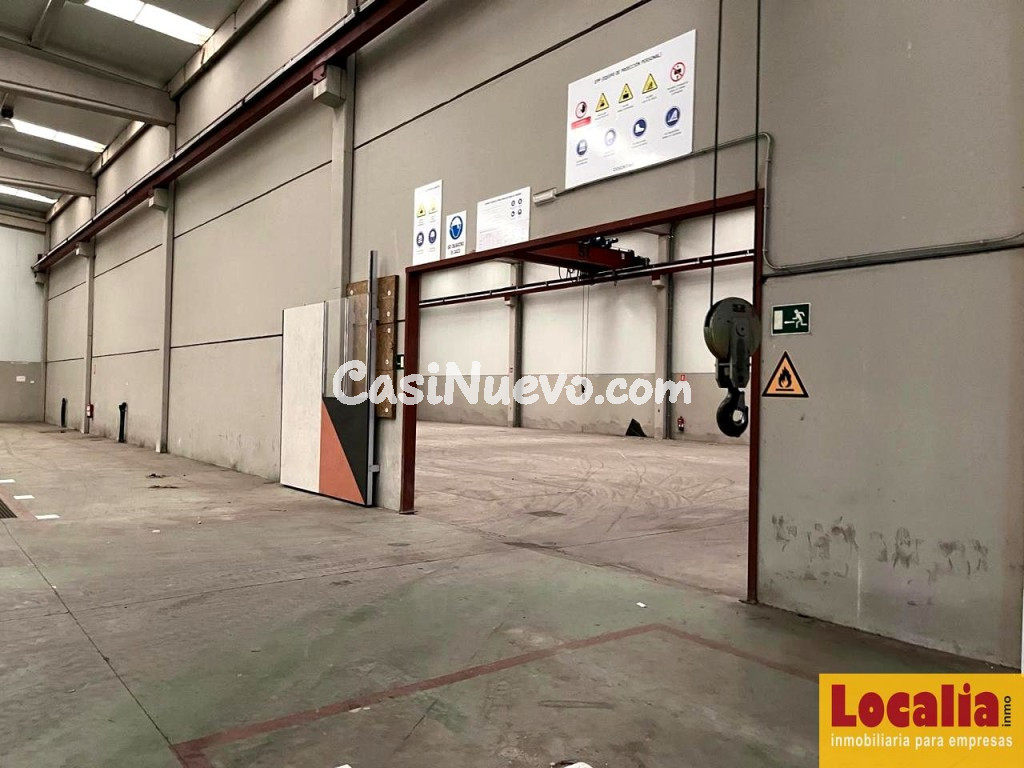 Amplia nave con puente grúa en Santander