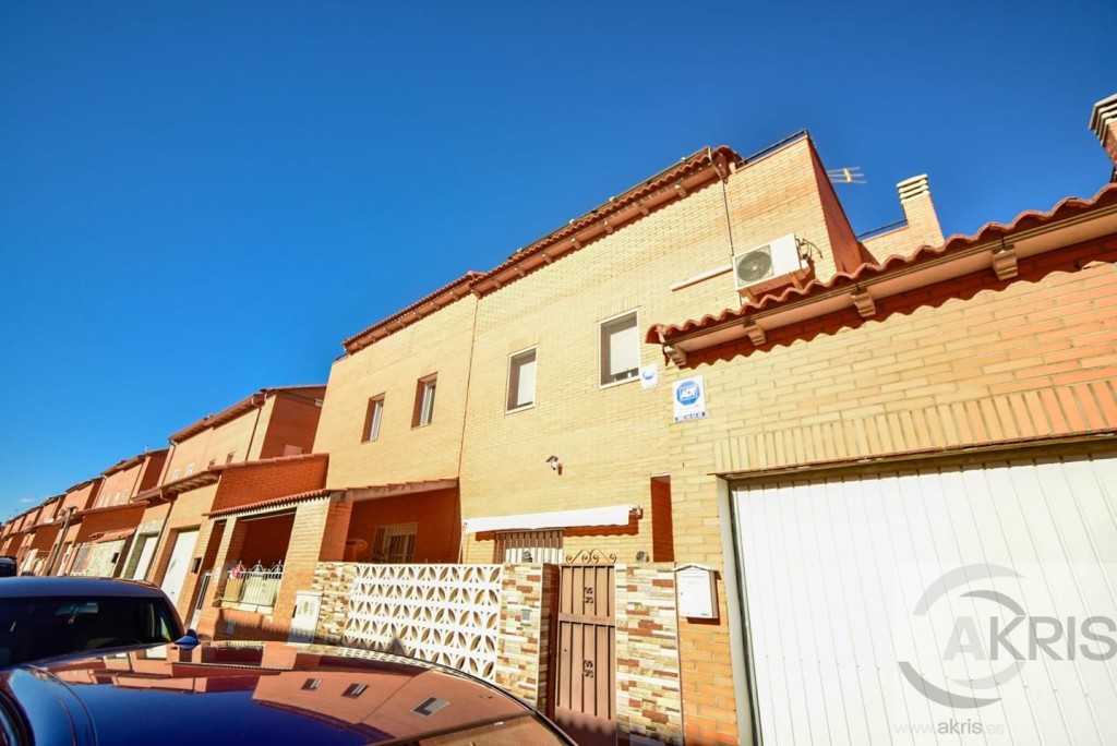 Fantástico chalet de 4 dormitorios para entrar a vivir en Ch - foto 3