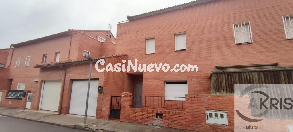 Chalet adosado OCUPADO de 4 dormitorios en Chozas de Canales