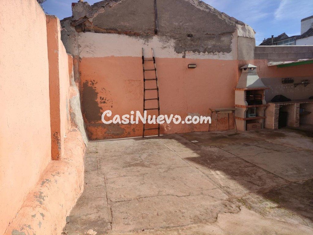 CASA DE PUEBLO CON AMPLISIMO PATIO EN TEMBLEQUE