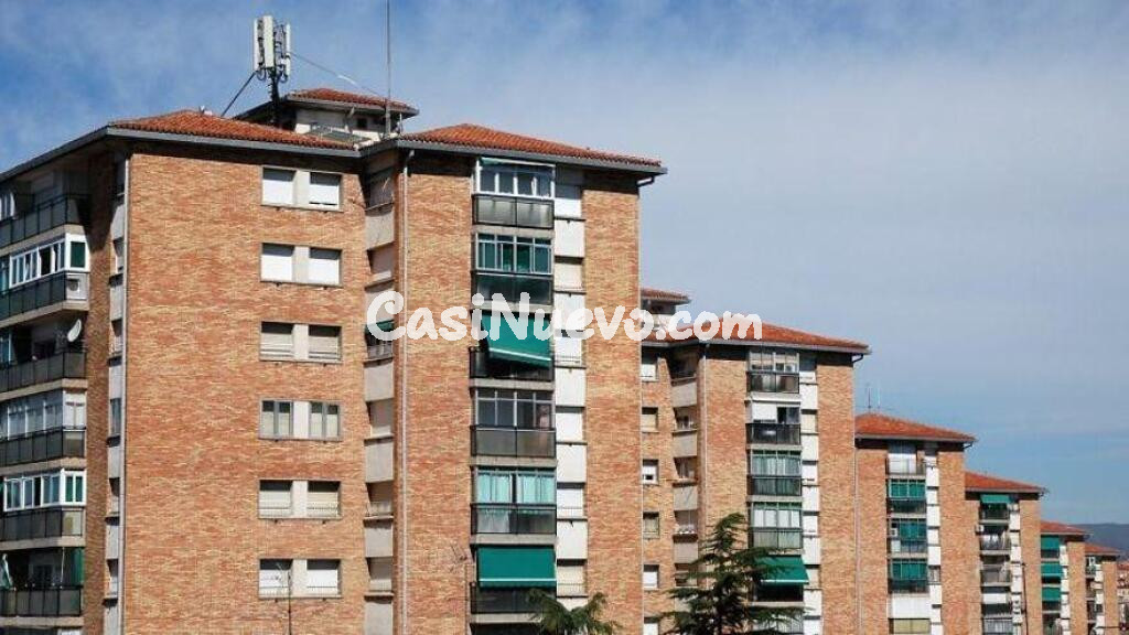 PISO EN LAS TORRES DE LA FONT DELS CAPELLANS DE MANRESA CON 3 HABACIONES .