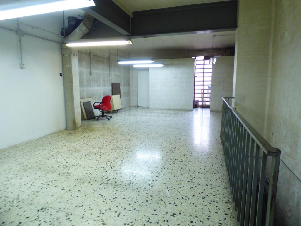 Local comercial con entrada de vehículos en alquiler en Manr - foto 3