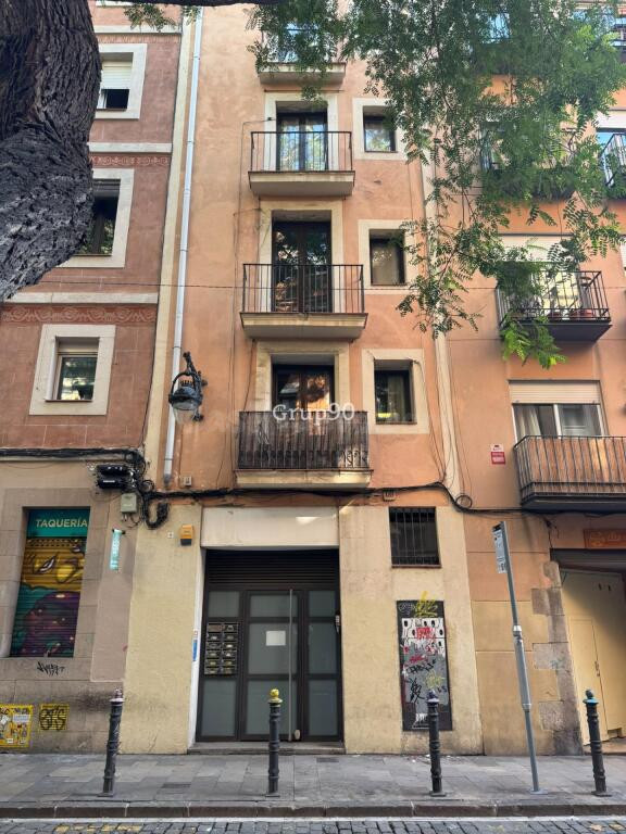 Edificio residencial completo junto al Arc de Triomf