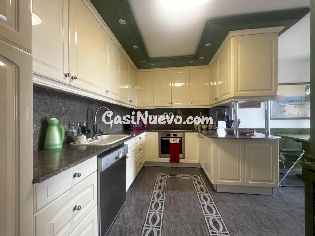 Ático con vistas panorámicas abiertas al horizonte, ¡a pocos minutos del Eix Comercial!