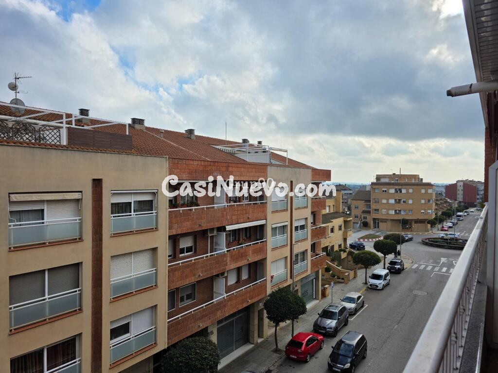 ? Piso exterior amplio con balcón, parking box y trastero en el mismo edificio