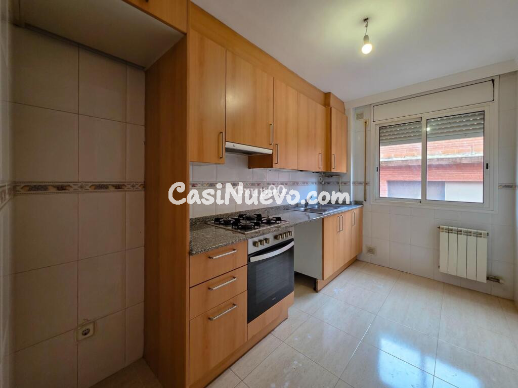 ? Piso exterior amplio con balcón, parking box y trastero en el mismo edificio