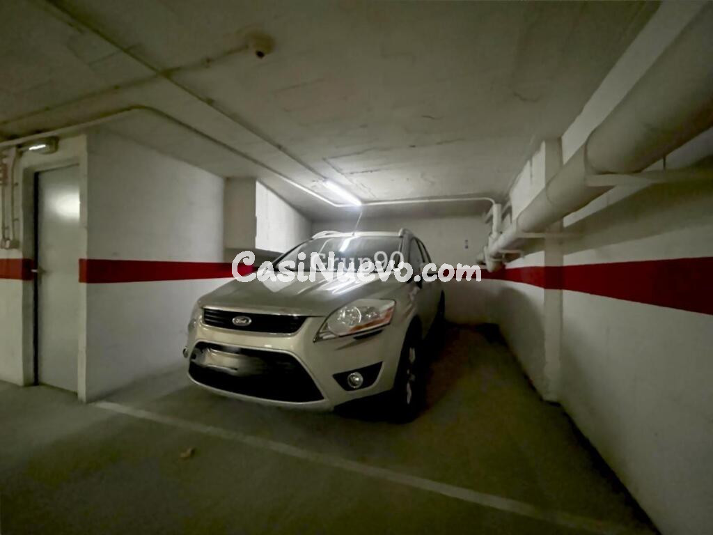 En venta amplia plaza de parking con trastero en Av. Garrigues