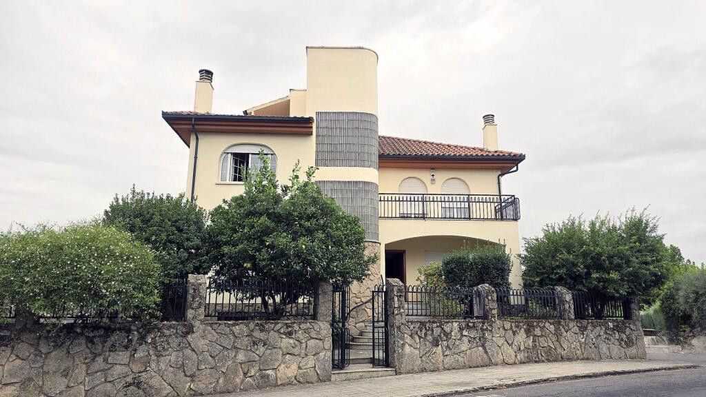 EN VENTA CHALET PAREADO DE CUATRO PLANTAS EN EL CENTRO URBAN - foto 2
