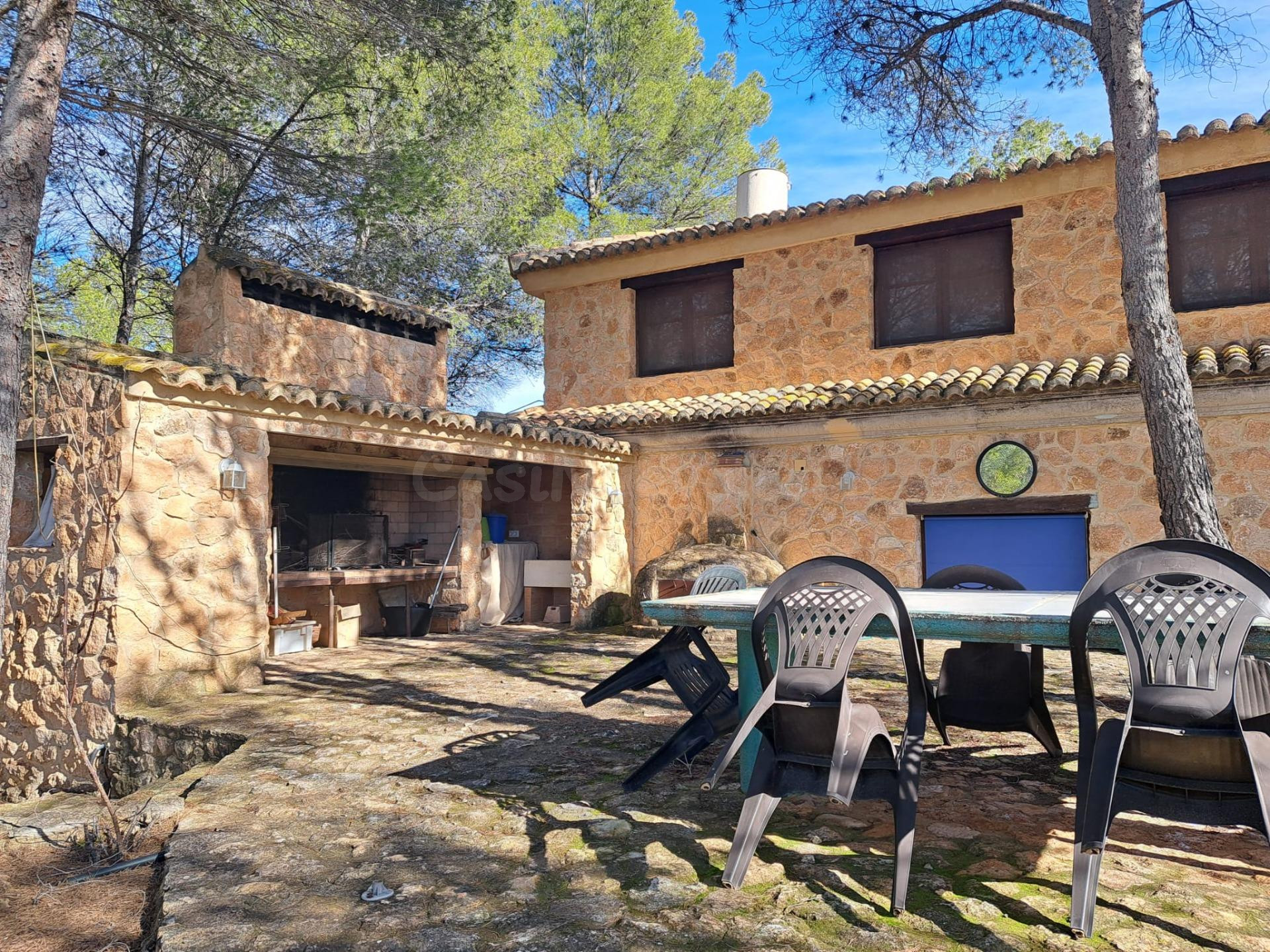 Precioso chalet en un entorno de absoluta paz, muy bien comunicado y con impresionantes vistas - foto 2