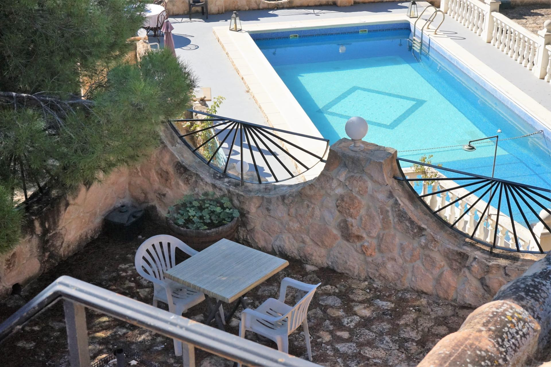 Precioso chalet en un entorno de absoluta paz, muy bien comunicado y con impresionantes vistas - foto 3