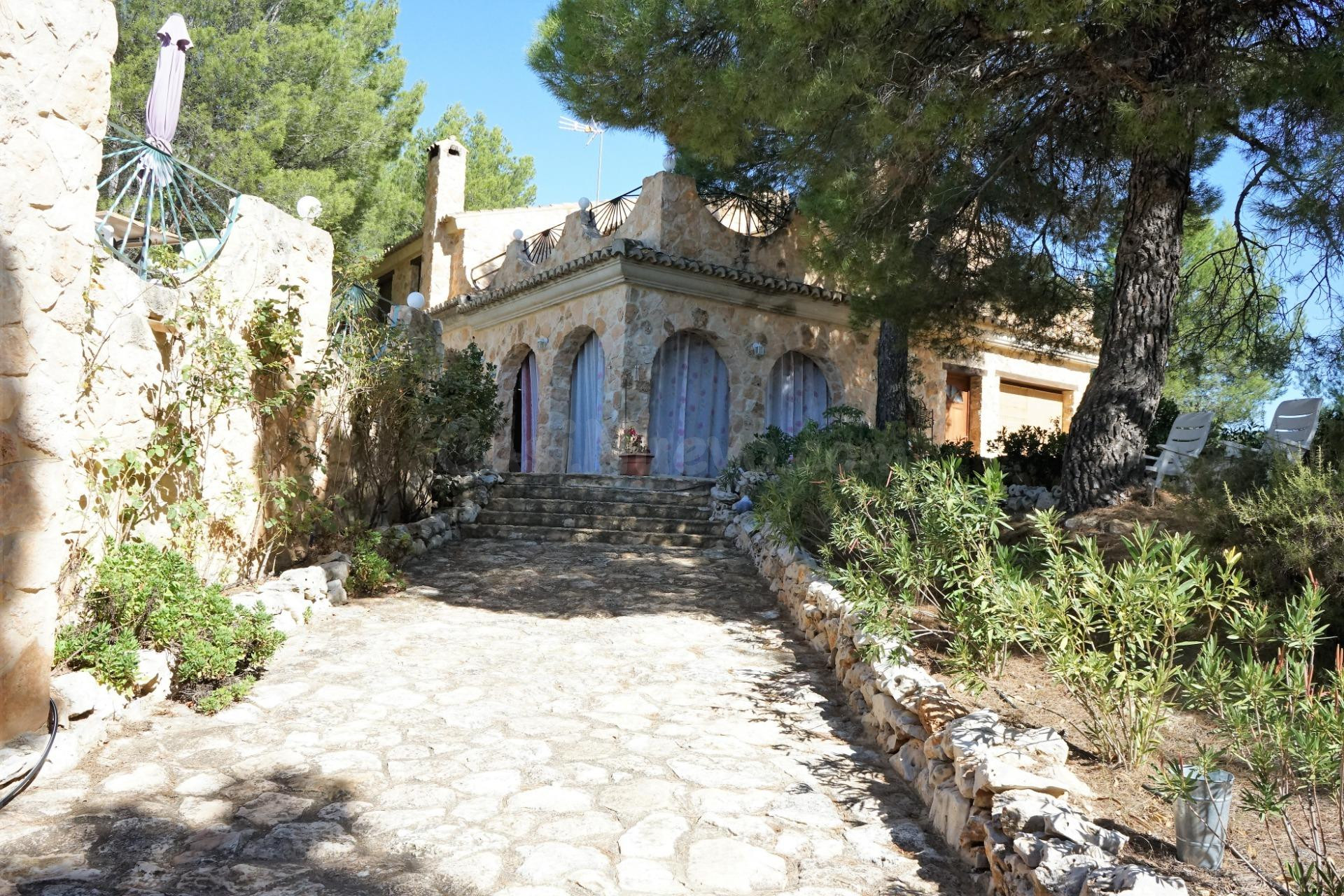 Precioso chalet en un entorno de absoluta paz, muy bien comunicado y con impresionantes vistas - foto 4