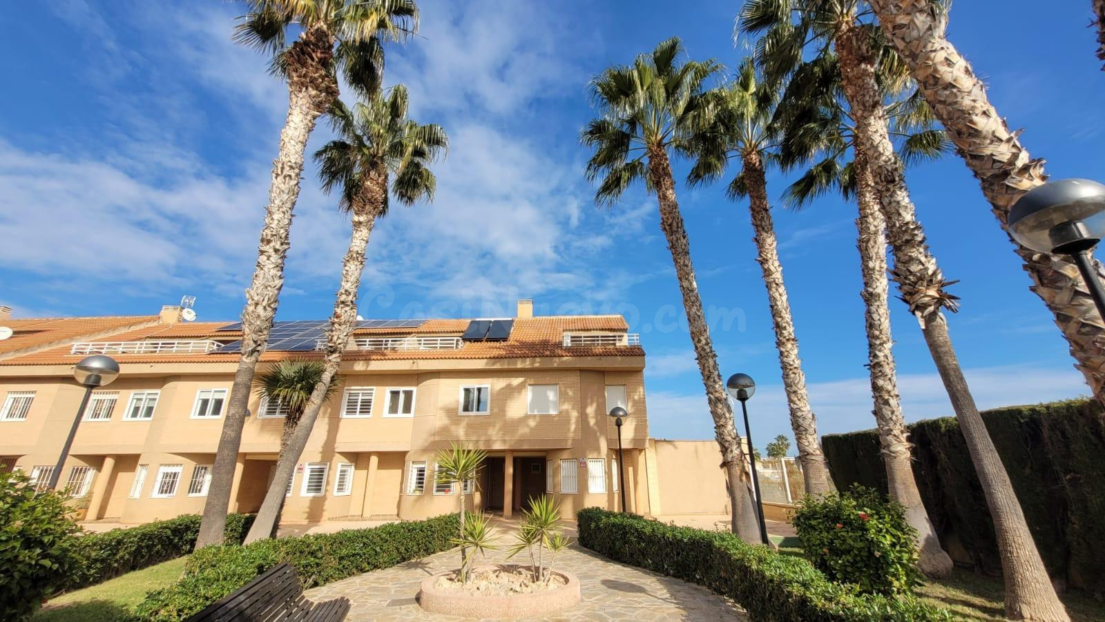 SE VENDE BUNGALOWS , ZONA GOLF , URBANIZACION COMPLETA / LISTO PARA VIVIR