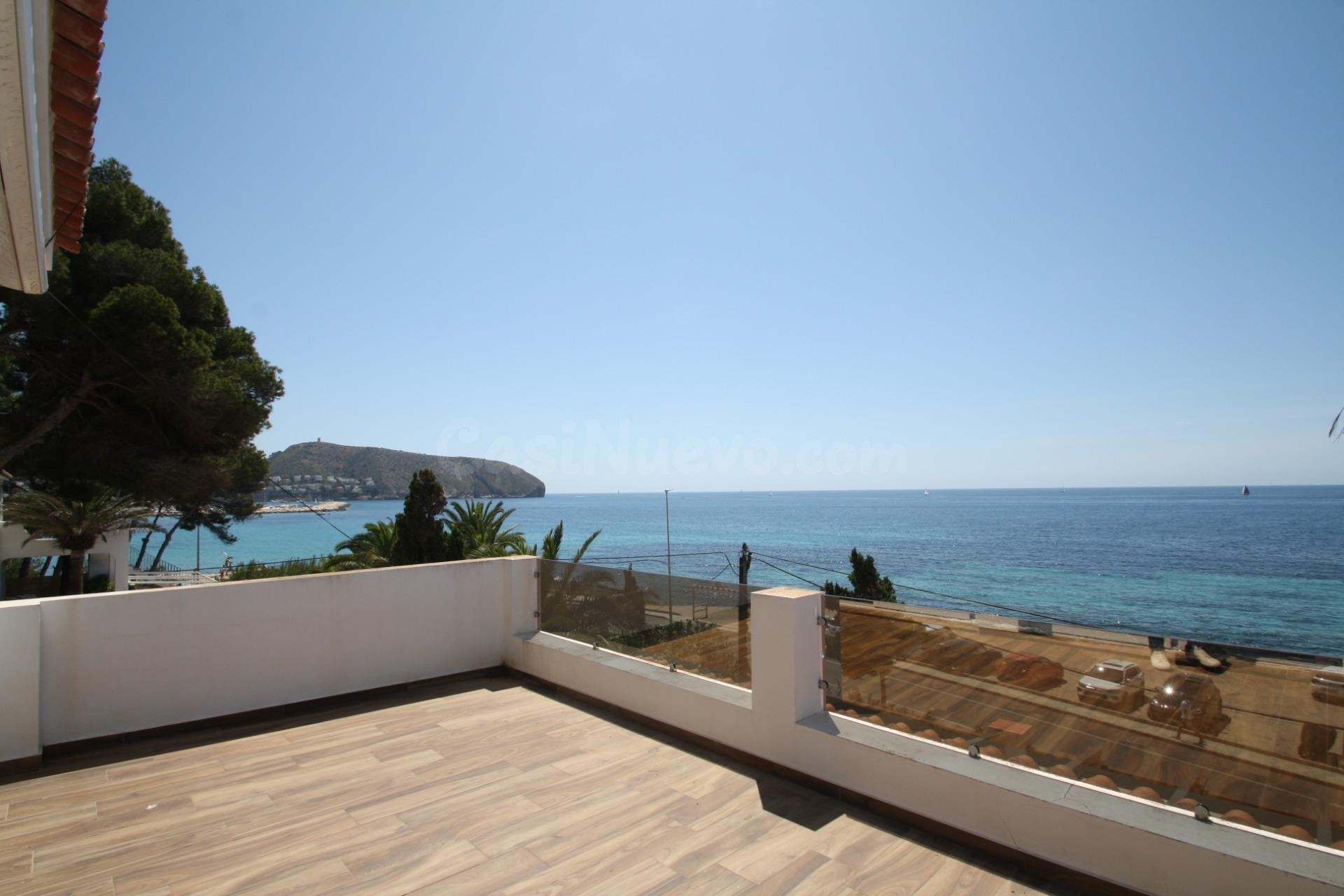 ▷Exclusivo apartamento en primera línea en Moraira con vistas impresionantes