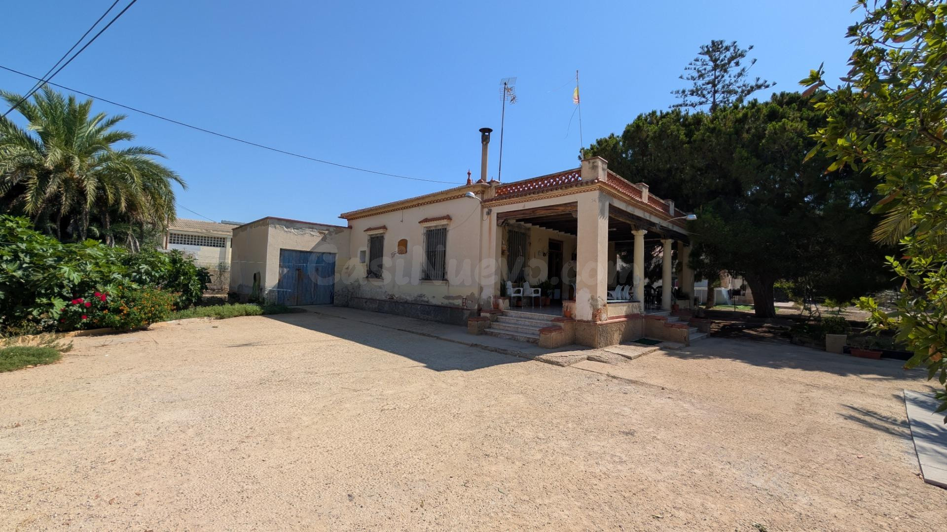 🏡 ¡Oportunidad única! Chalet en zona urbana frente a Carrefo - foto 2