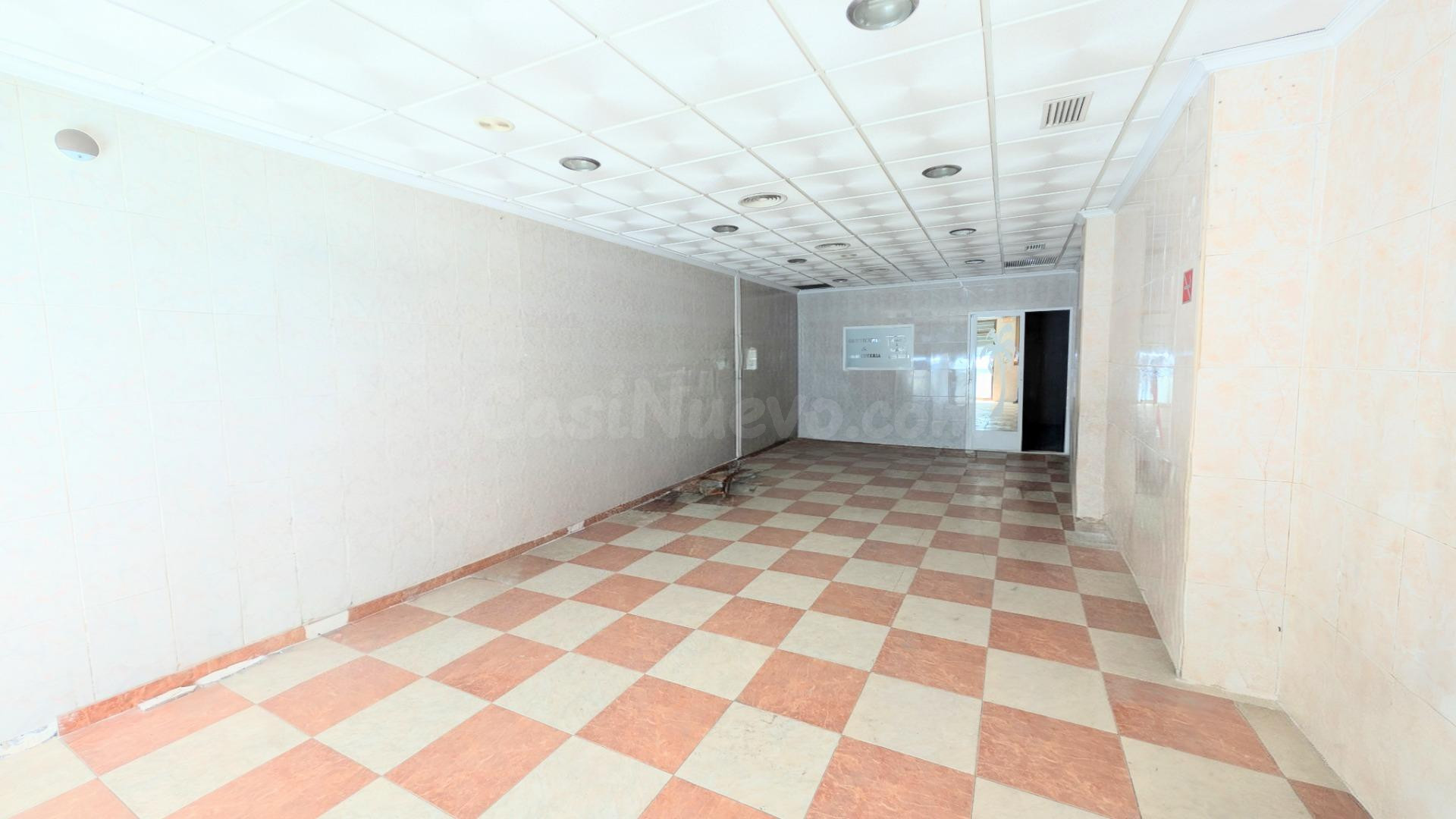 🏢 Oportunidad Única de Local en Venta – Calle Blas Valero, j - foto 2
