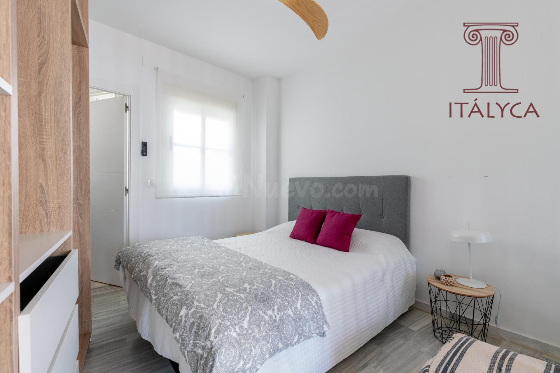 Ático de 1 dormitorio en calle Peral - foto 4