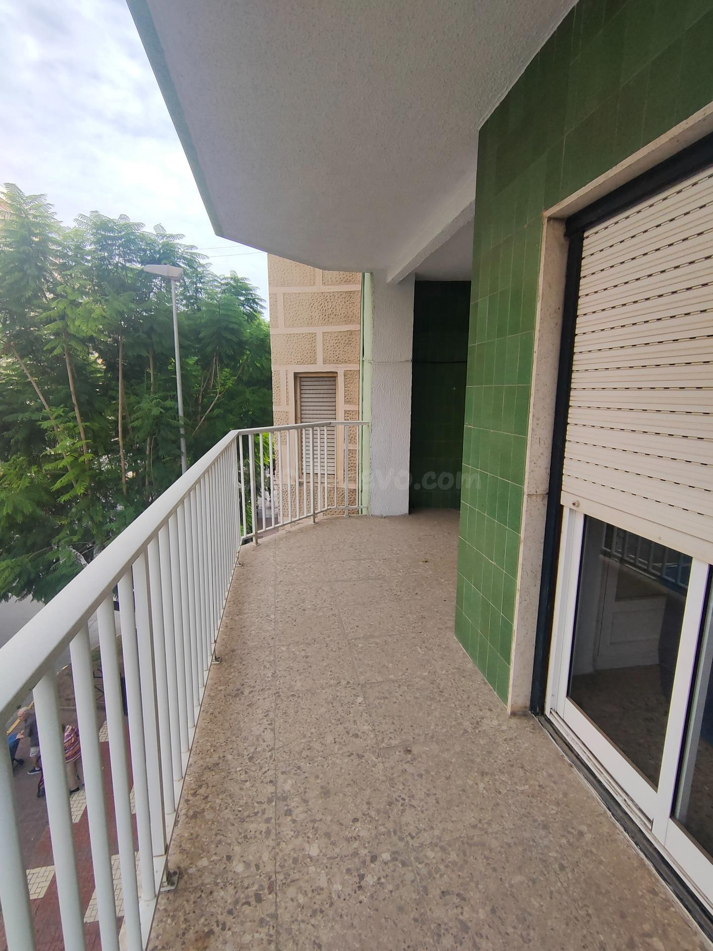 VENTA DE AMPLIO PISO EN CREVILLENTE