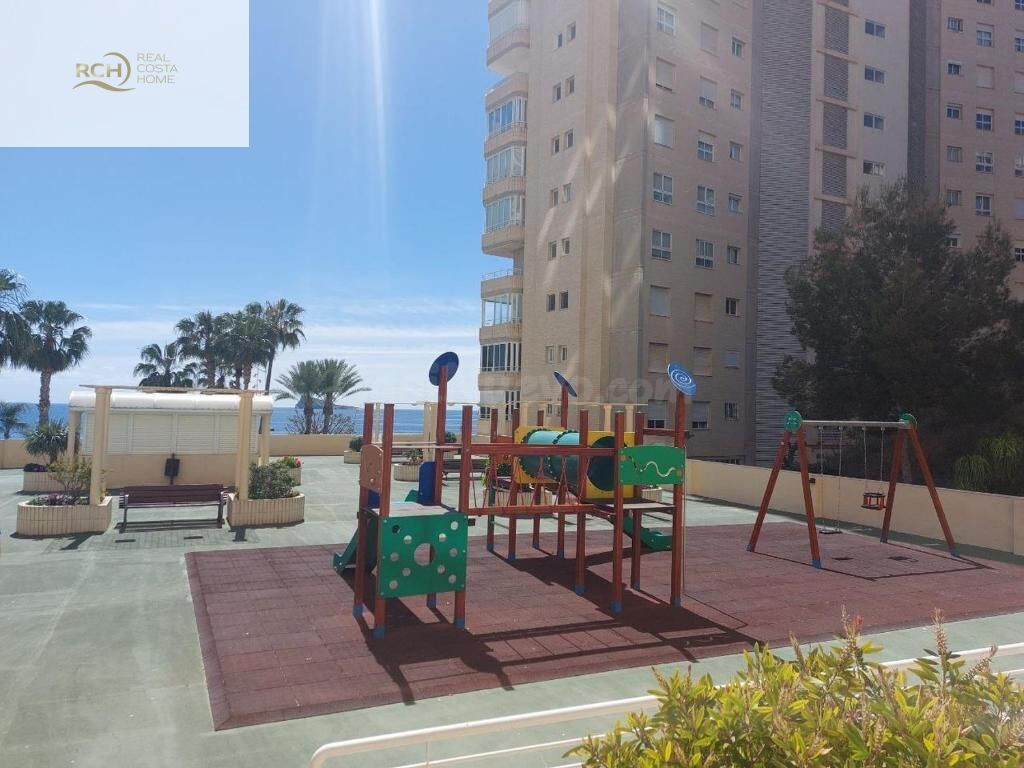 SE VENDE MARAVILLOSO PISO EN LA PRIMERA LÍNEA DE LA PLAYA DE - foto 3