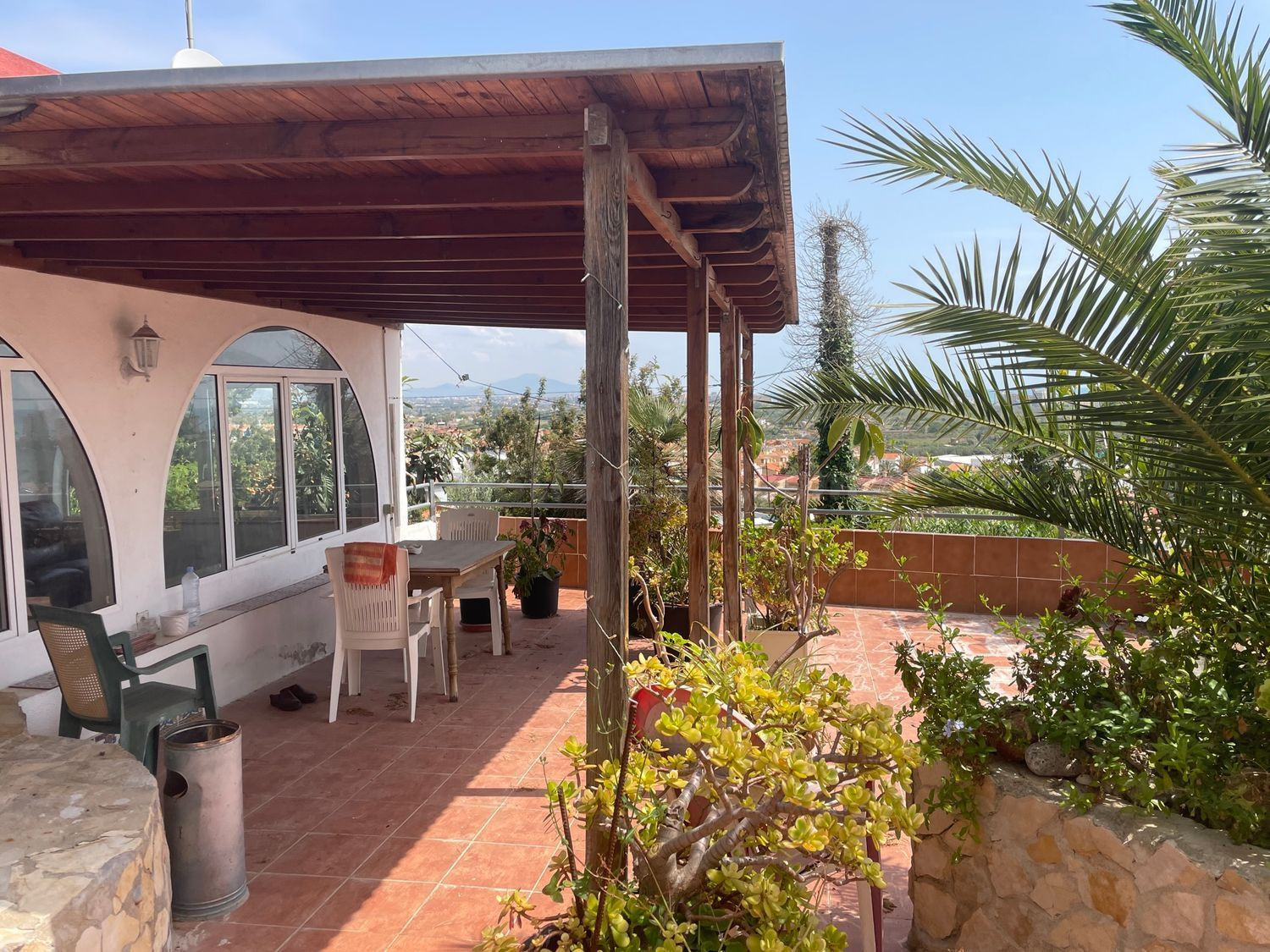 Chalet con gran jardín, terraza y preciosas vistas, en Peñíscola.