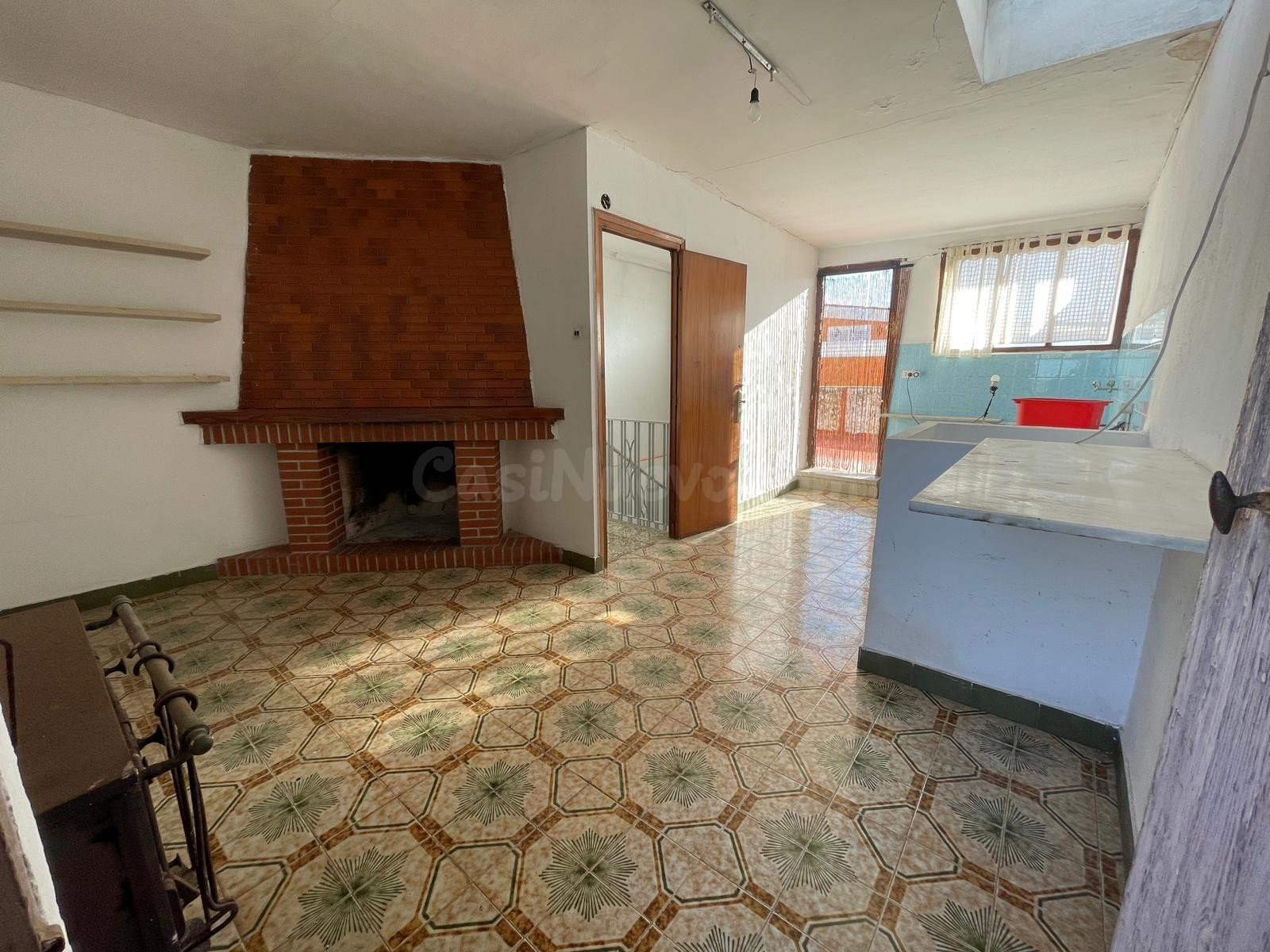 Casa de pueblo de 3 plantas en Benicarló con garaje, chimenea y terrazas