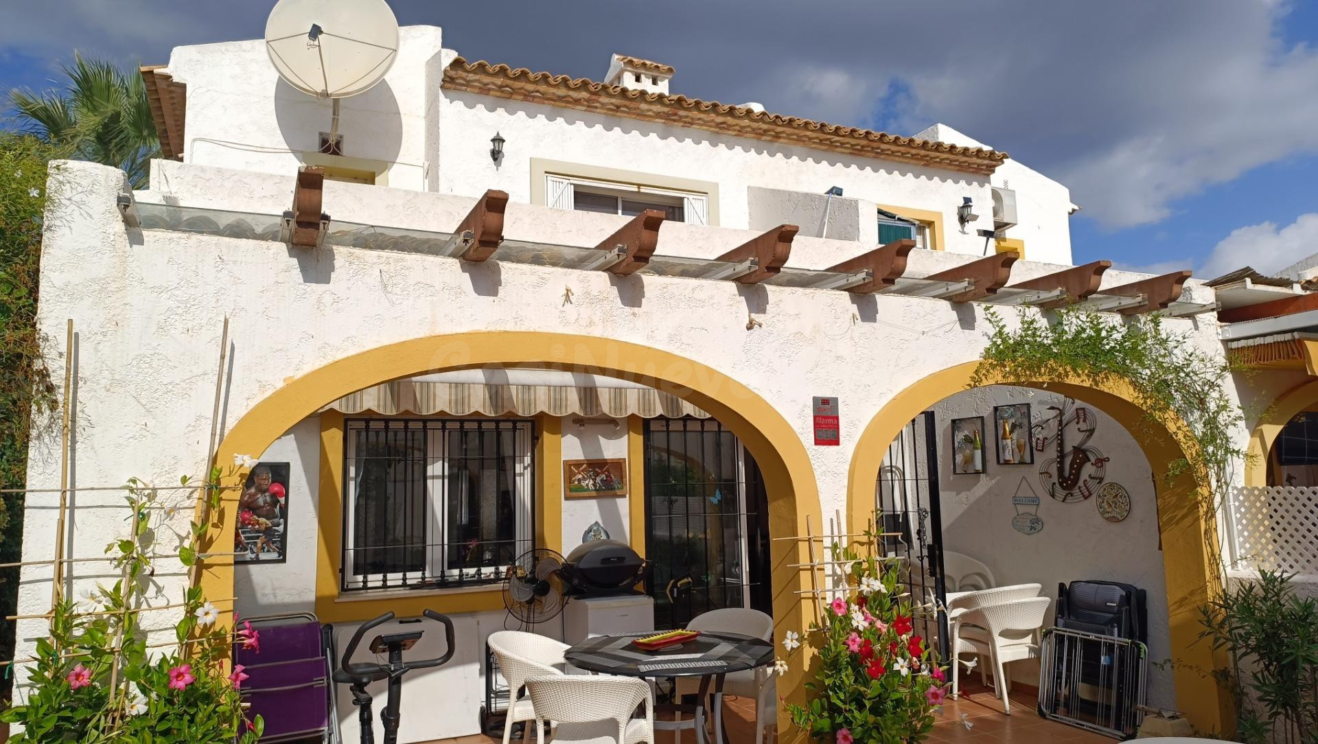 Bungalow reformado en venta en Calpe con vistas a la montaña y jardín privado - foto 2
