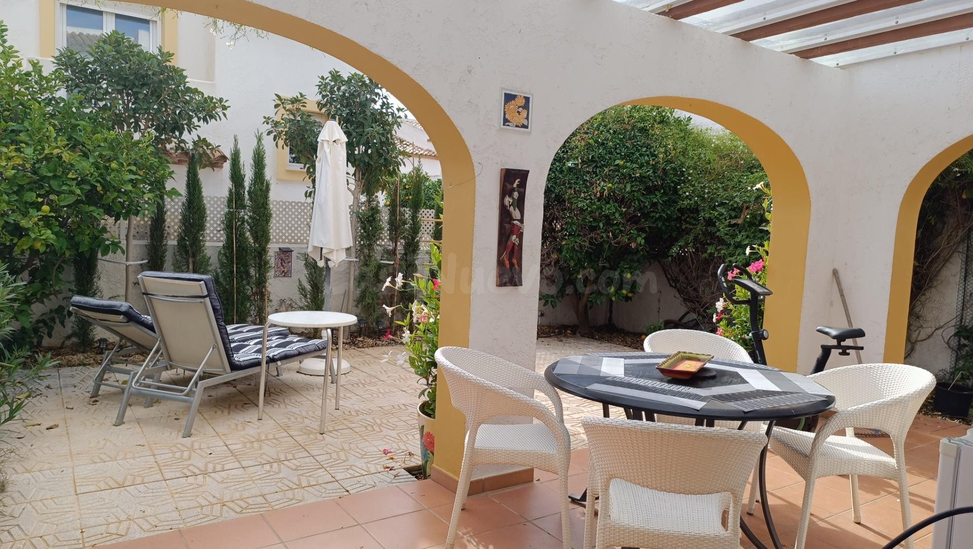 Bungalow reformado en venta en Calpe con vistas a la montaña y jardín privado - foto 3