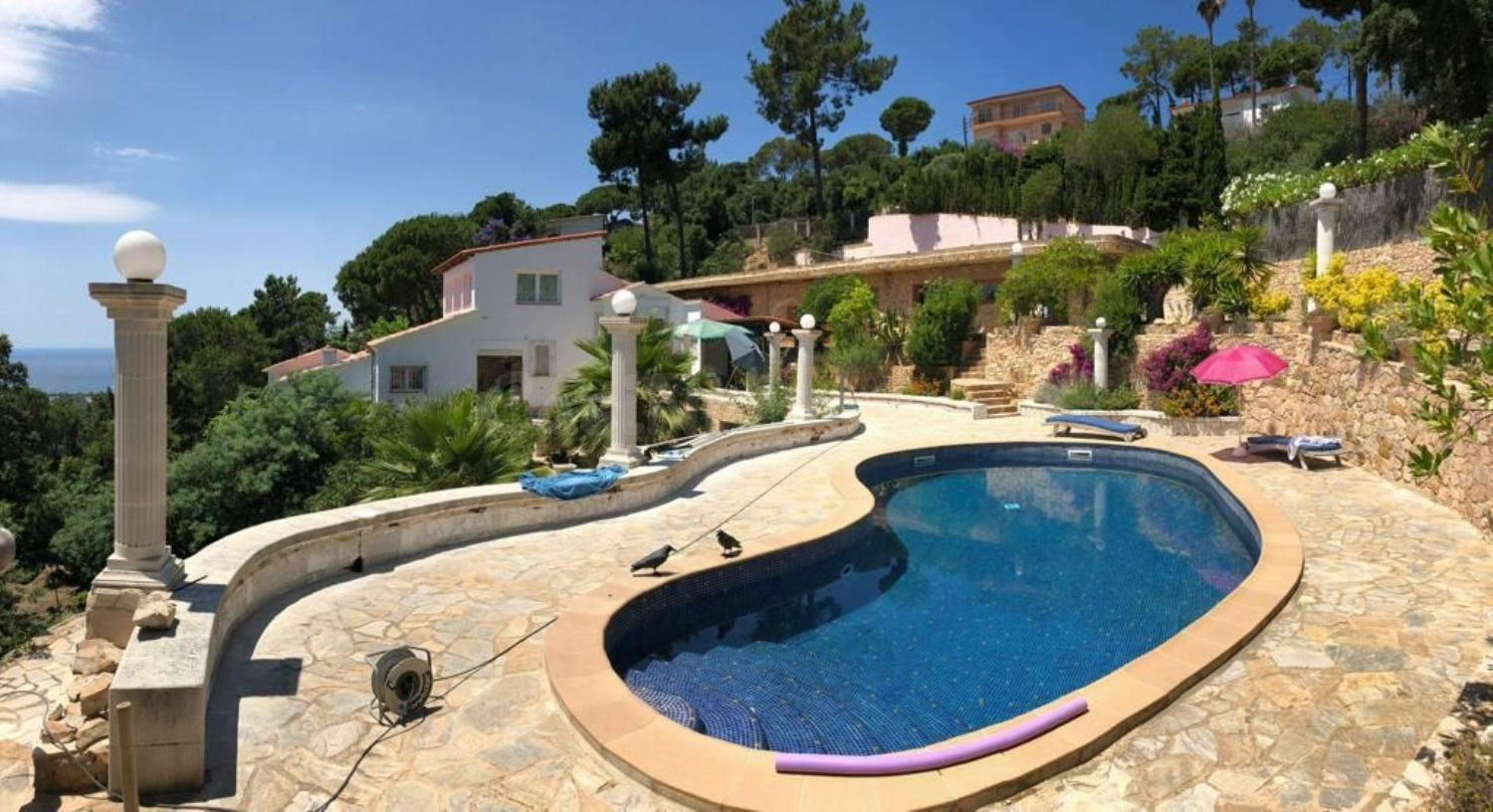 Casa con vista al mar, piscina, pista de tenis y gran jardín