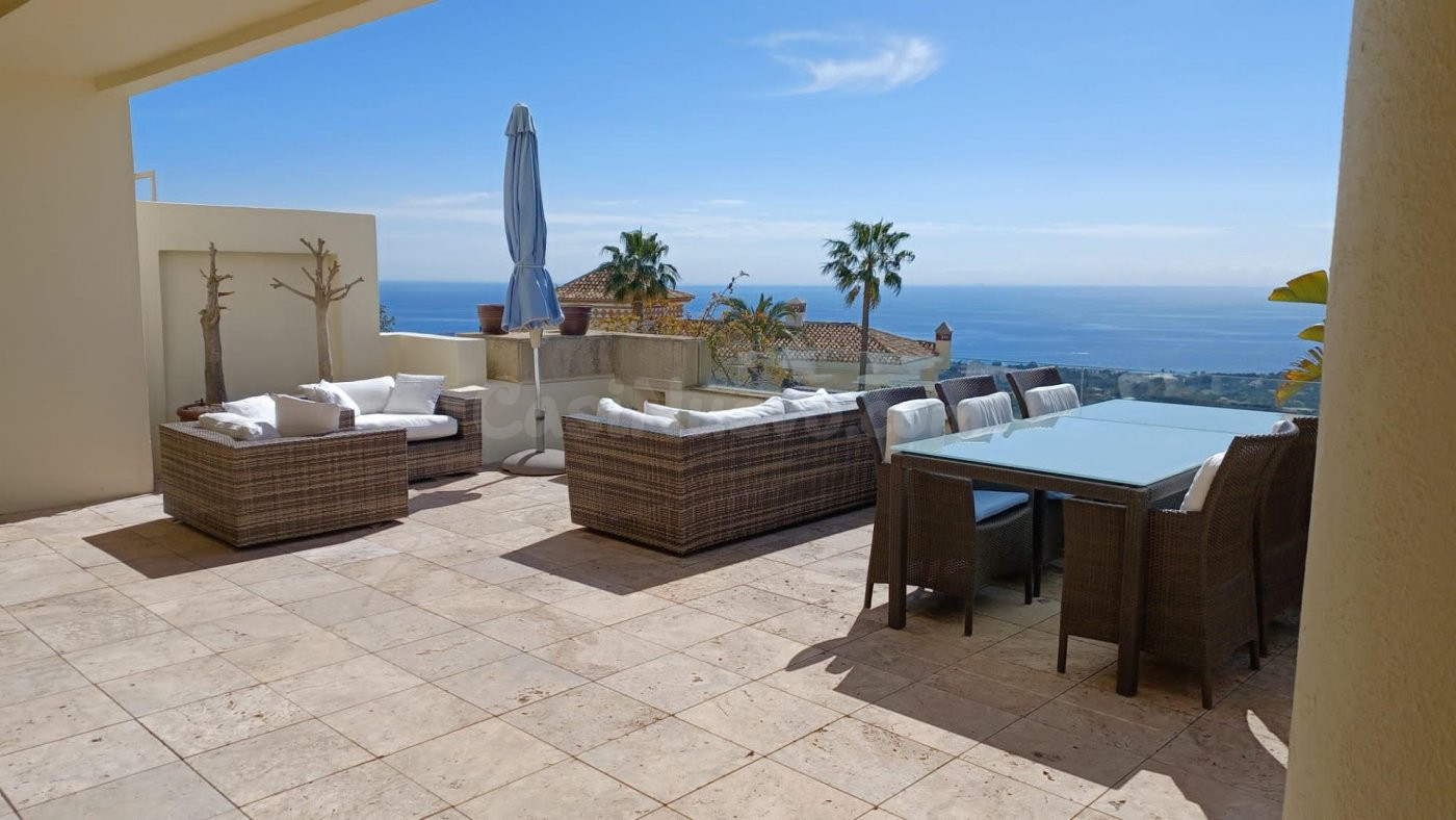 Impresionante ático dúplex con panorámicas vistas al mar en Los Monteros Hills, Marbella