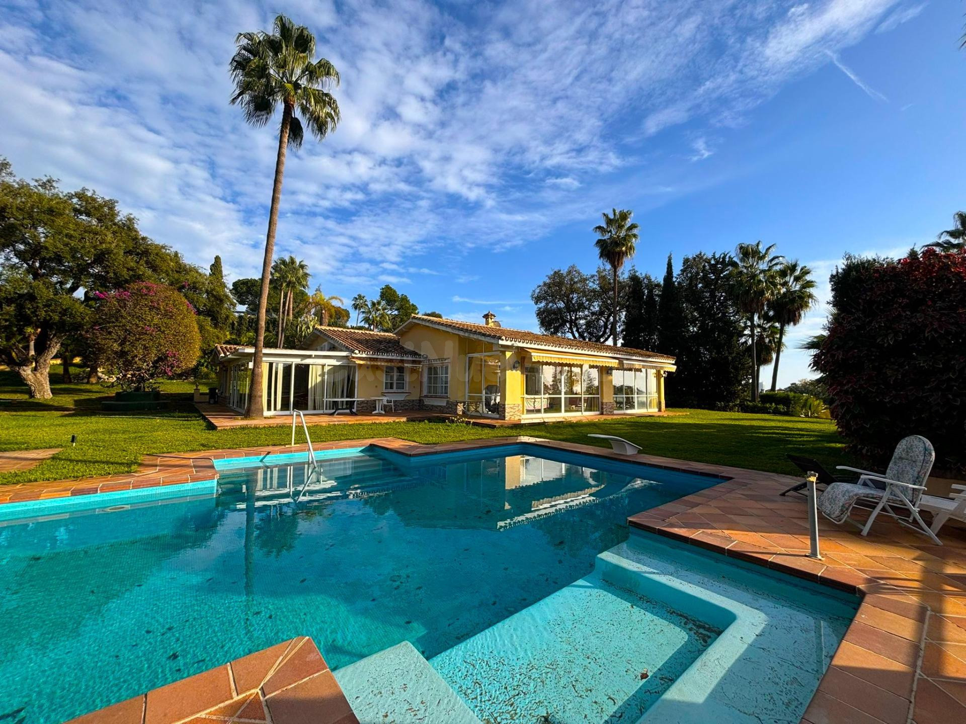 Gran oportunidad de inversión  - Amplia parcela con vistas al mar y al golf en Elviria, Marbella.
