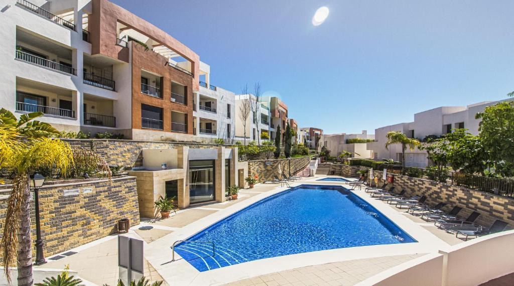 Vistas panorámicas al mar, Gibraltar y África desde este elegante apartamento en Los Altos de Los Monteros
