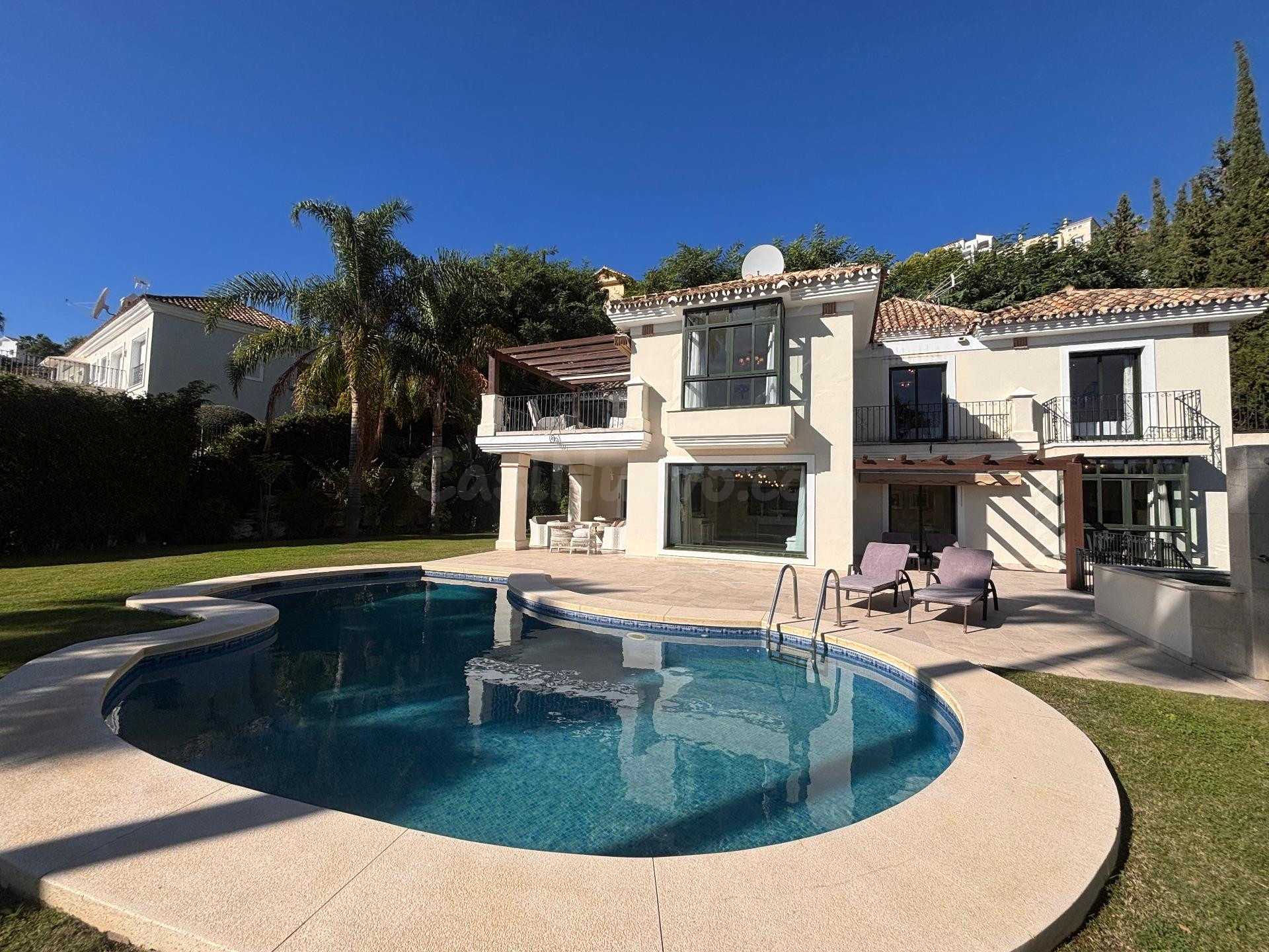 Elegante villa, rodeada por impresionantes campos de golf en Los Arqueros, Benahavis