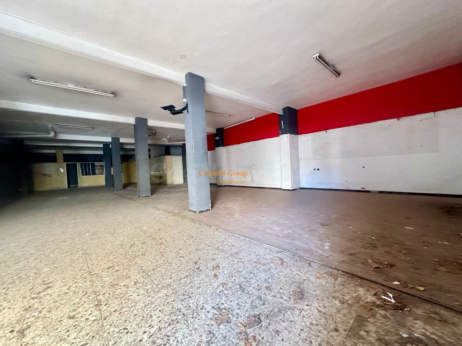 SE ALQUILA LOCAL DE 340M2 EN ELCHE: OPORTUNIDAD ÚNICA PARA REFORMAR Y CREAR ALGO A TUS NECESIDADES