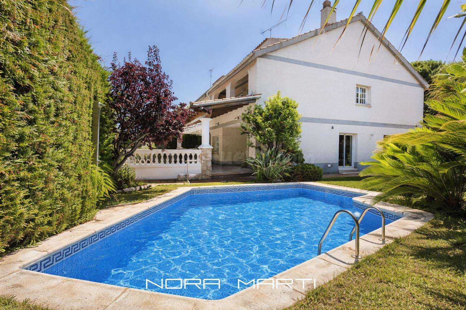 Casa adosada con jardín, piscina privada y vistas al mar en un entorno tranquilo de Sant Andreu de Llavaneres