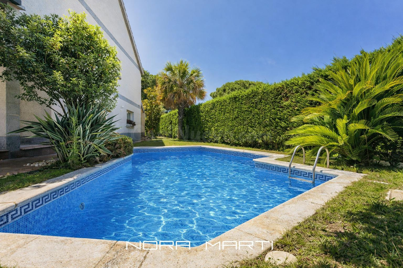 Casa adosada con jardín, piscina privada y vistas al mar en  - foto 2