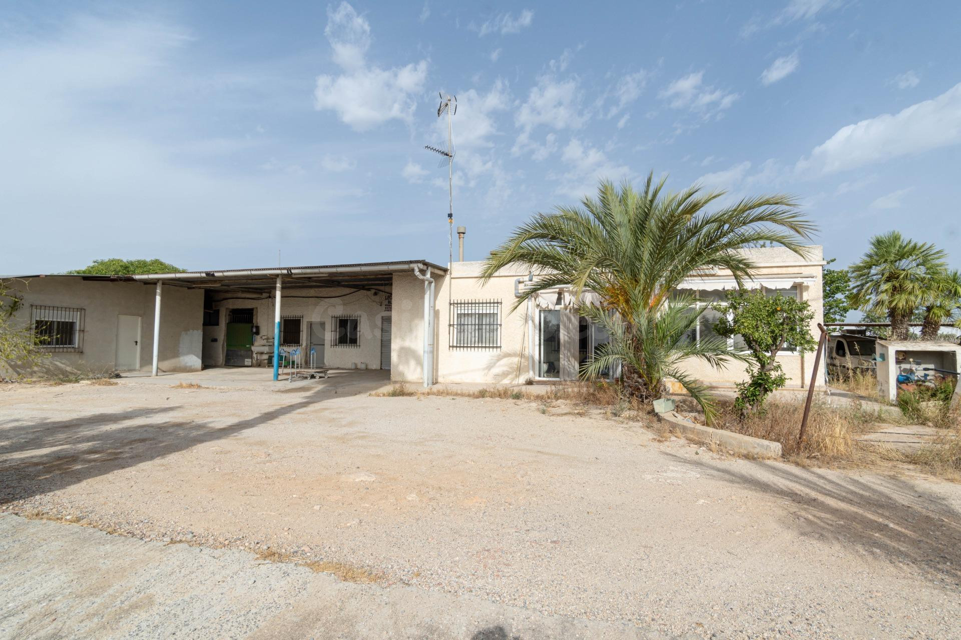 🏡 Casa de Campo de 150 metros con porche,  con Nave de 240 metros, Oficinas de 28 metros y Establos y trastero de 61 metros y superficie cubierta de 650 en los establos junto al Polígono Saladas