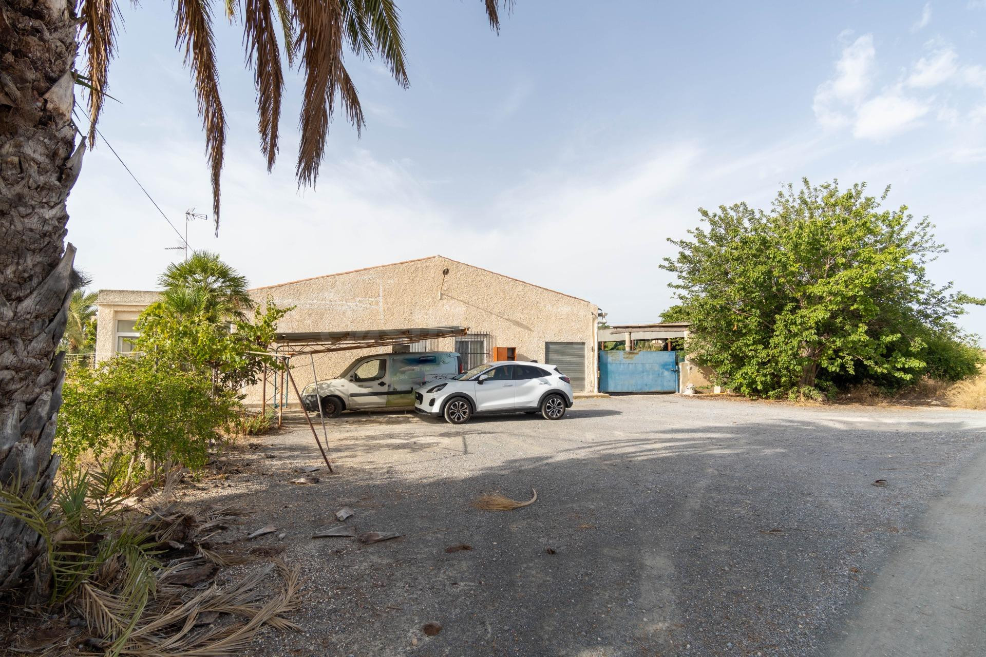 🏡 Casa de Campo de 150 metros con porche,  con Nave de 240 metros, Oficinas de 28 metros y Establos y trastero de 61 metros y superficie cubierta de 650 en los establos junto al Polígono Saladas - foto 2