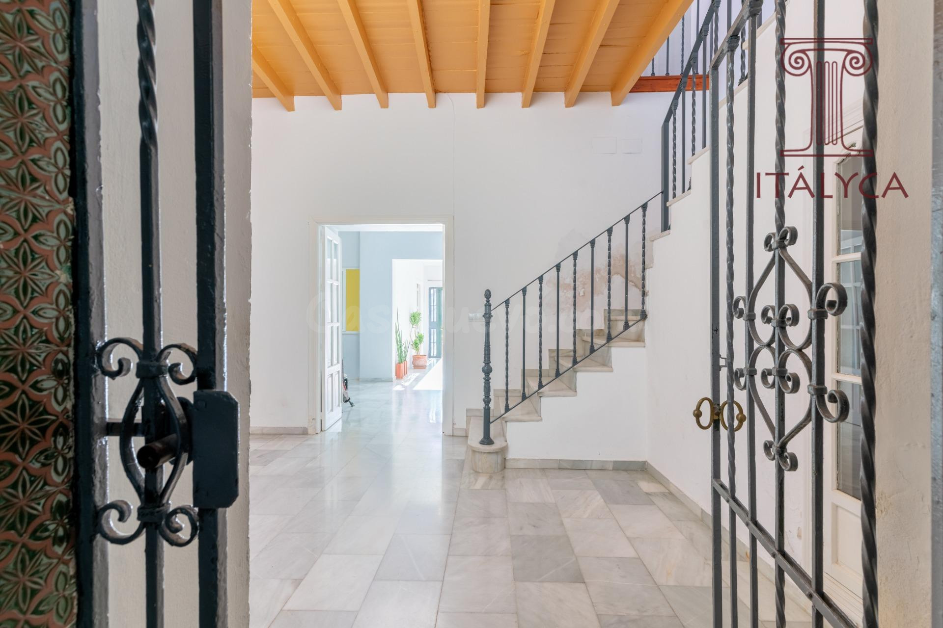 Casa de 6 dormitorios, histórica con encanto y gran patio en - foto 5