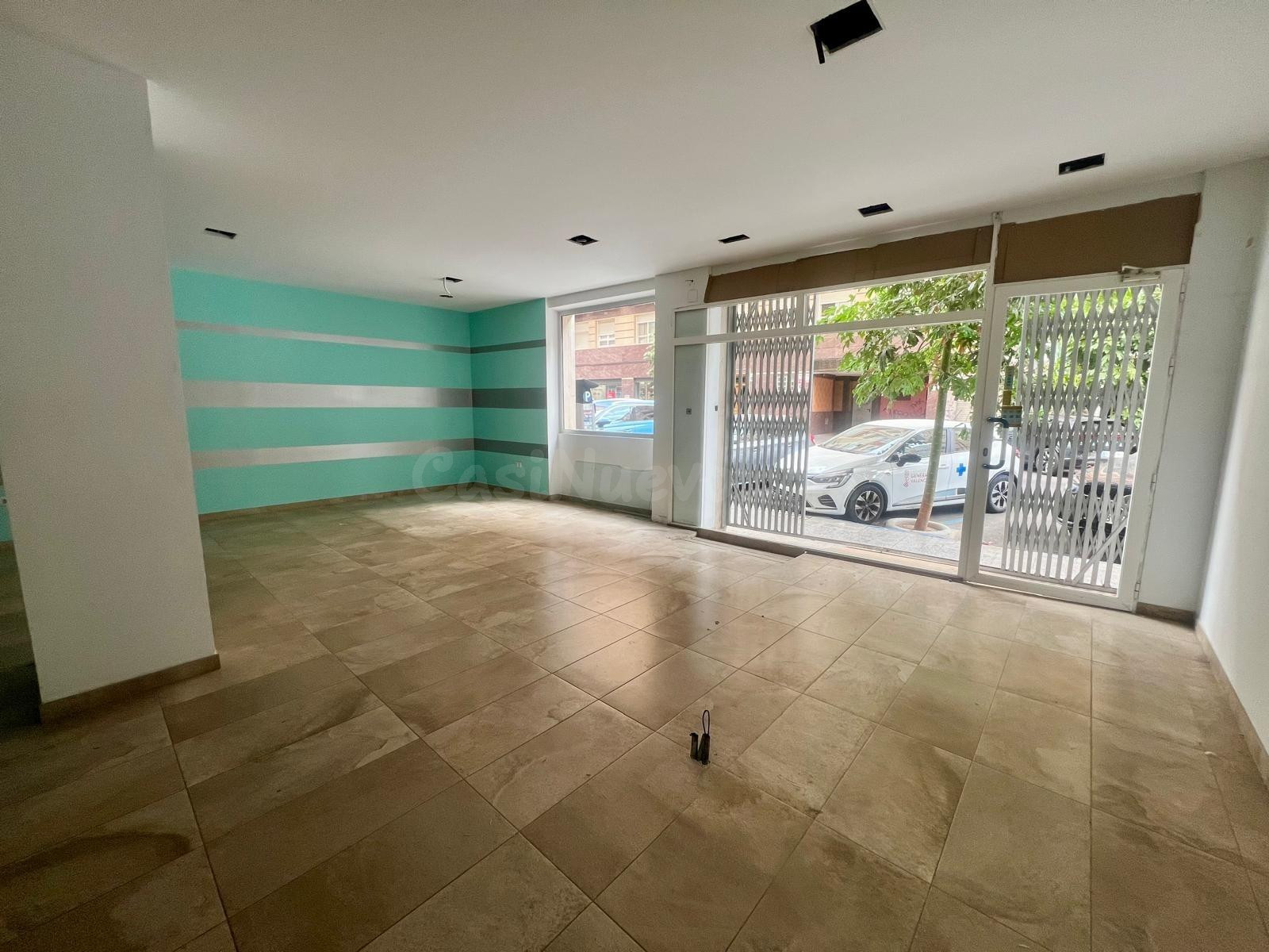 ¡Local de Gran Superficie con 2 Accesos, Patio, Sótano y Posibilidad de Hacer Vivienda!