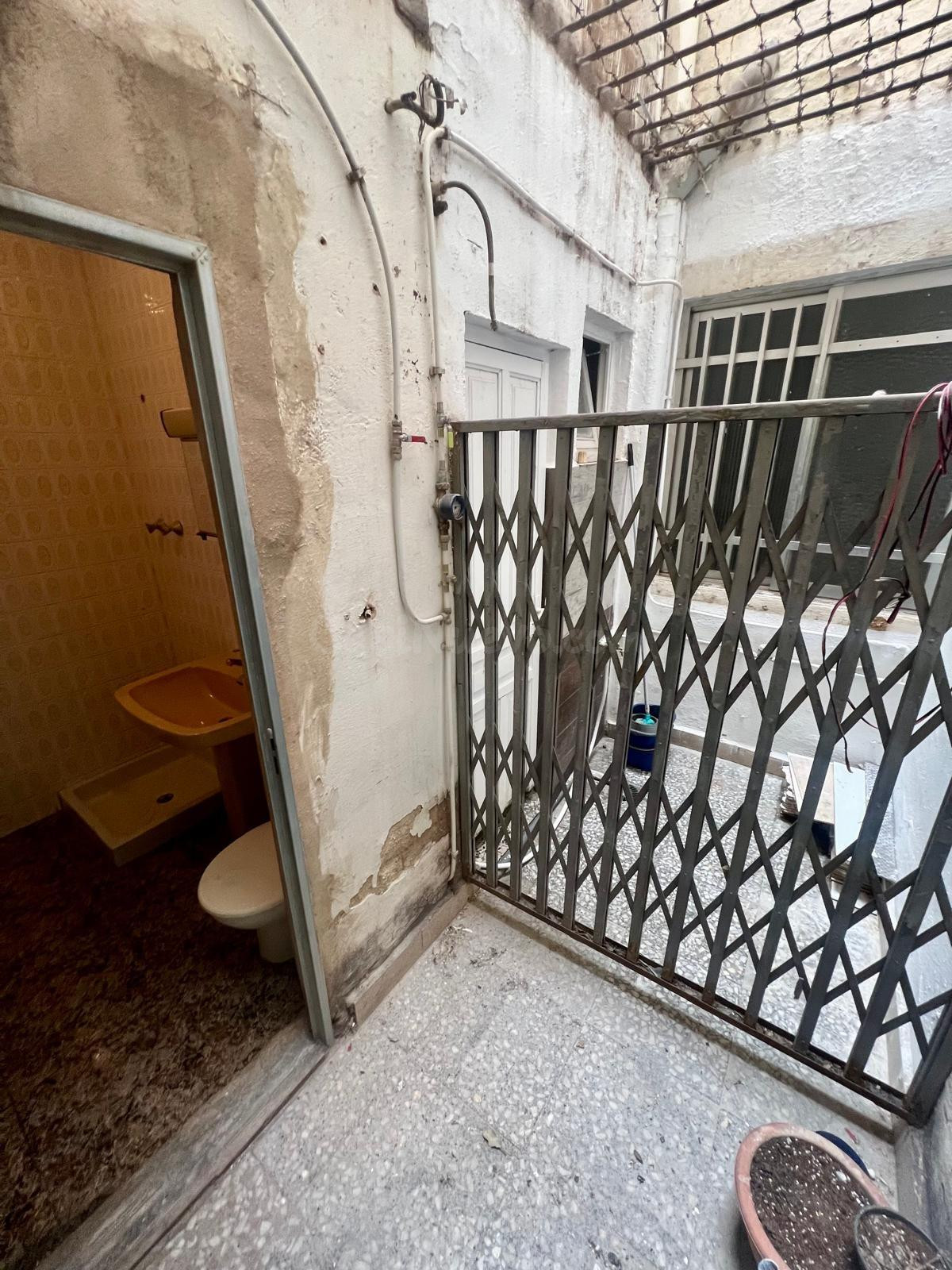 ¡Local de Gran Superficie con 2 Accesos, Patio, Sótano y Posibilidad de Hacer Vivienda! - foto 2