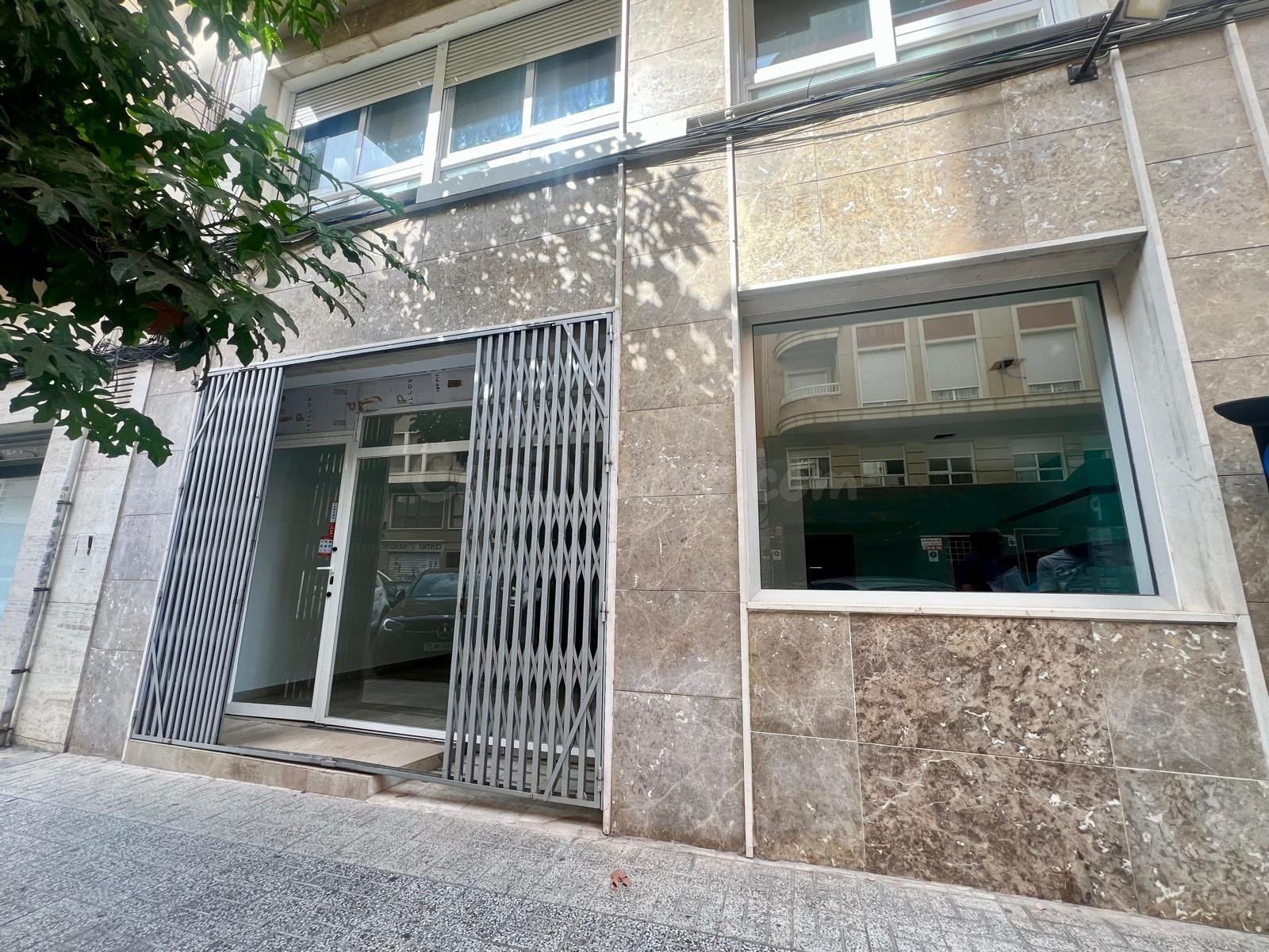 ¡Local de Gran Superficie con 2 Accesos, Patio, Sótano y Posibilidad de Hacer Vivienda! - foto 3