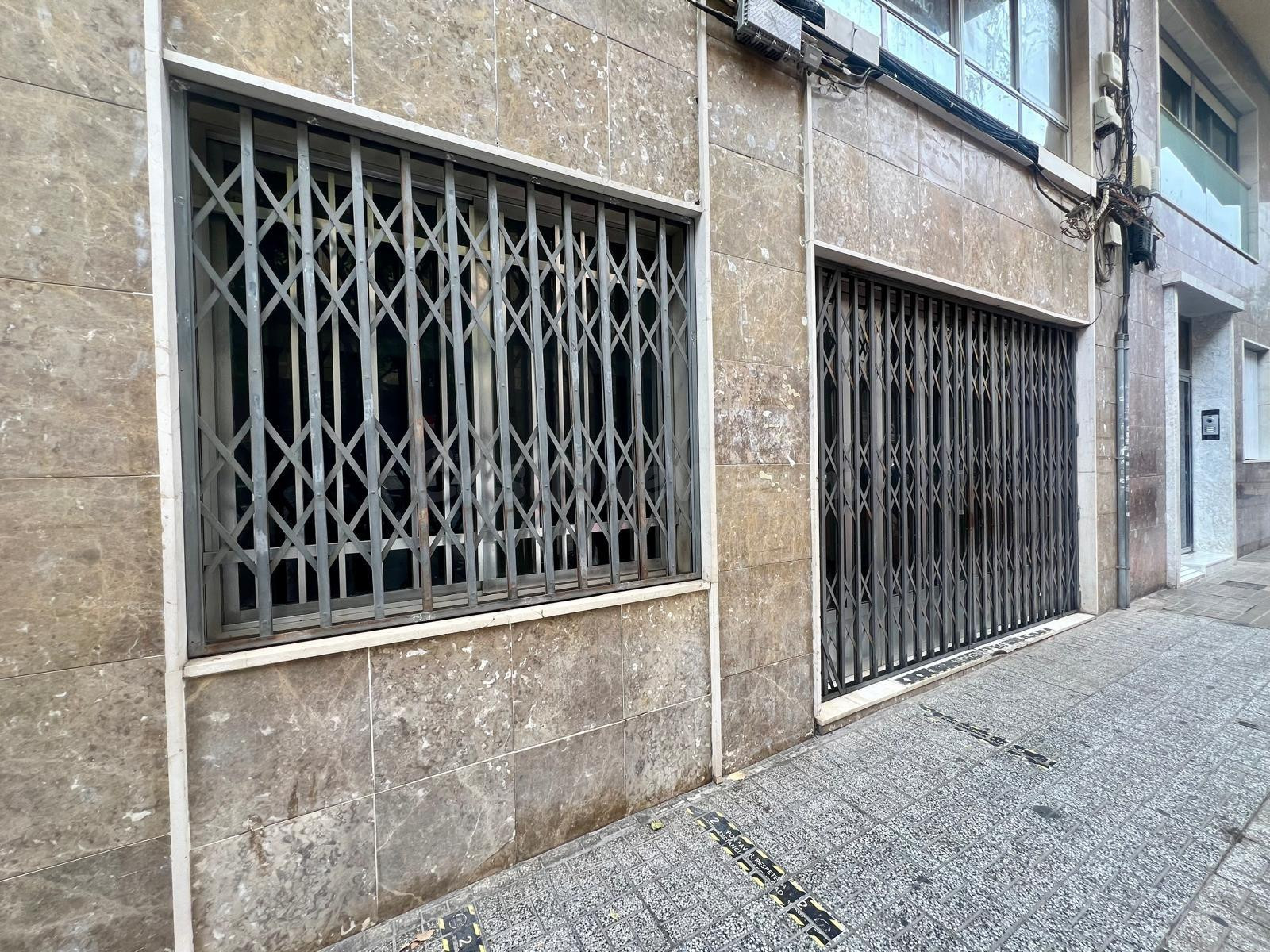 ¡Local de Gran Superficie con 2 Accesos, Patio, Sótano y Posibilidad de Hacer Vivienda! - foto 4