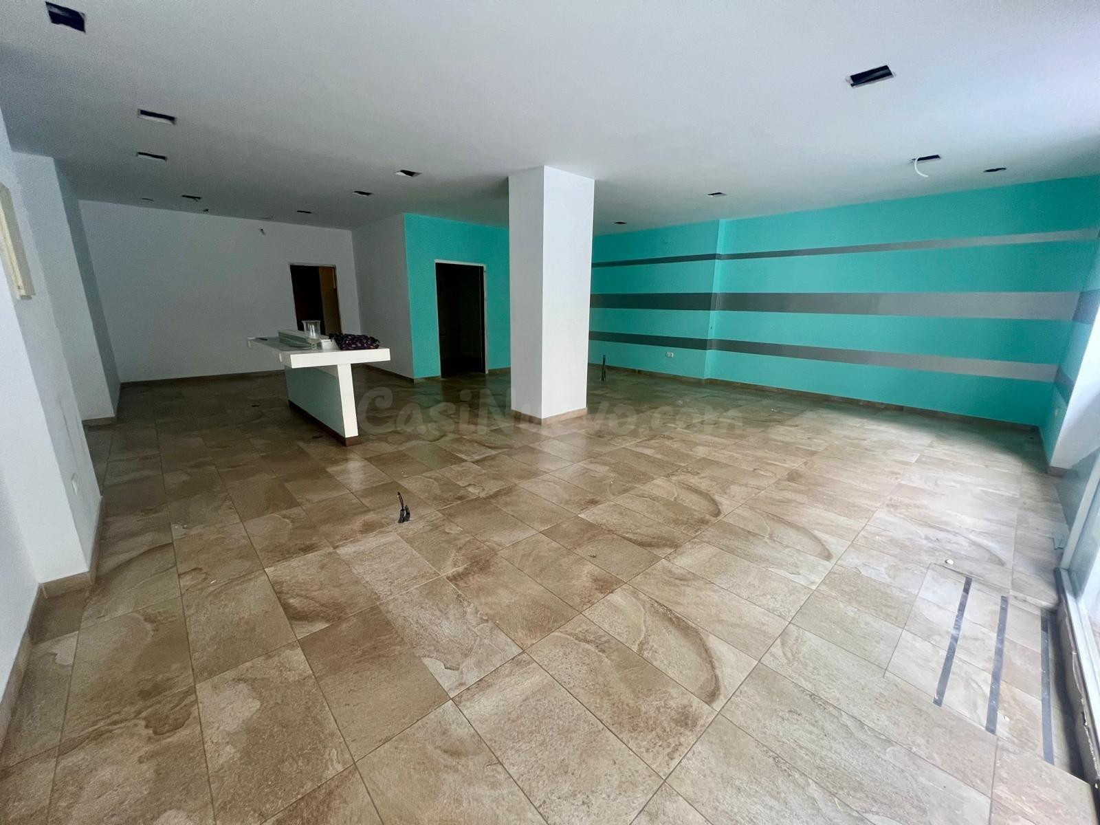 ¡Local de Gran Superficie con 2 Accesos, Patio, Sótano y Posibilidad de Hacer Vivienda! - foto 5