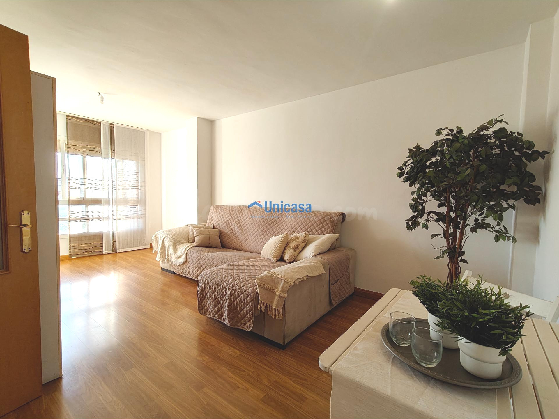 Piso de VPO con dos habitaciones, grandes ventanas, mucha lu