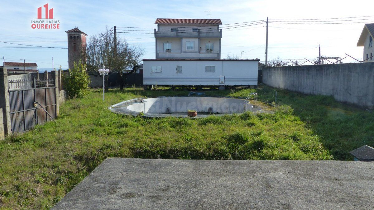 TERRENO URBANIZABLE CON PISCINA EN PIÑOR.