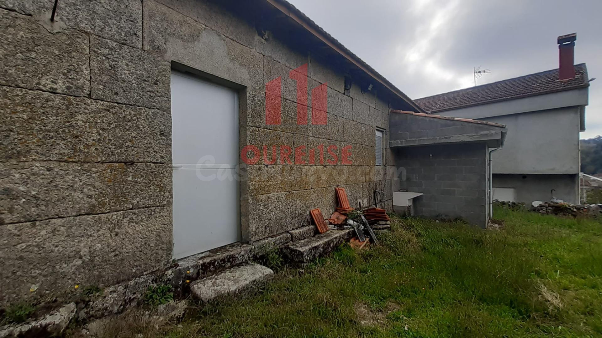 CASA DE PLANTA BAJA CON AMPLIA PARCELA EN UN PUEBLO DE AMOEIRO, PRÓXIMO A TRASALBA