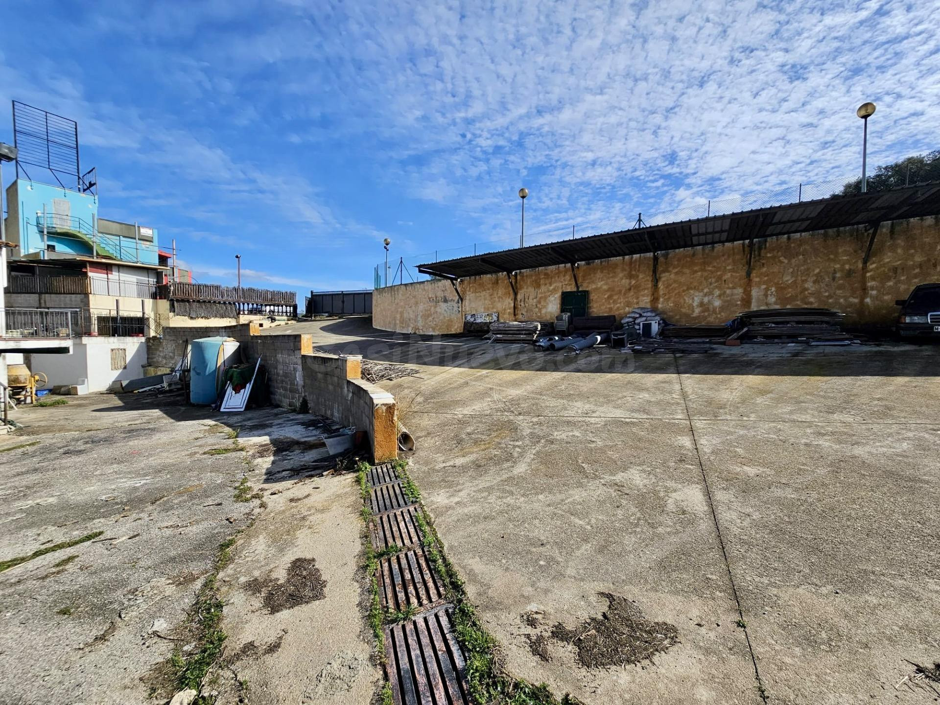 NAVE INDUSTRIAL CON UN TOTAL DE 786M2 CONSTRUIDOS EN PARCELA - foto 2