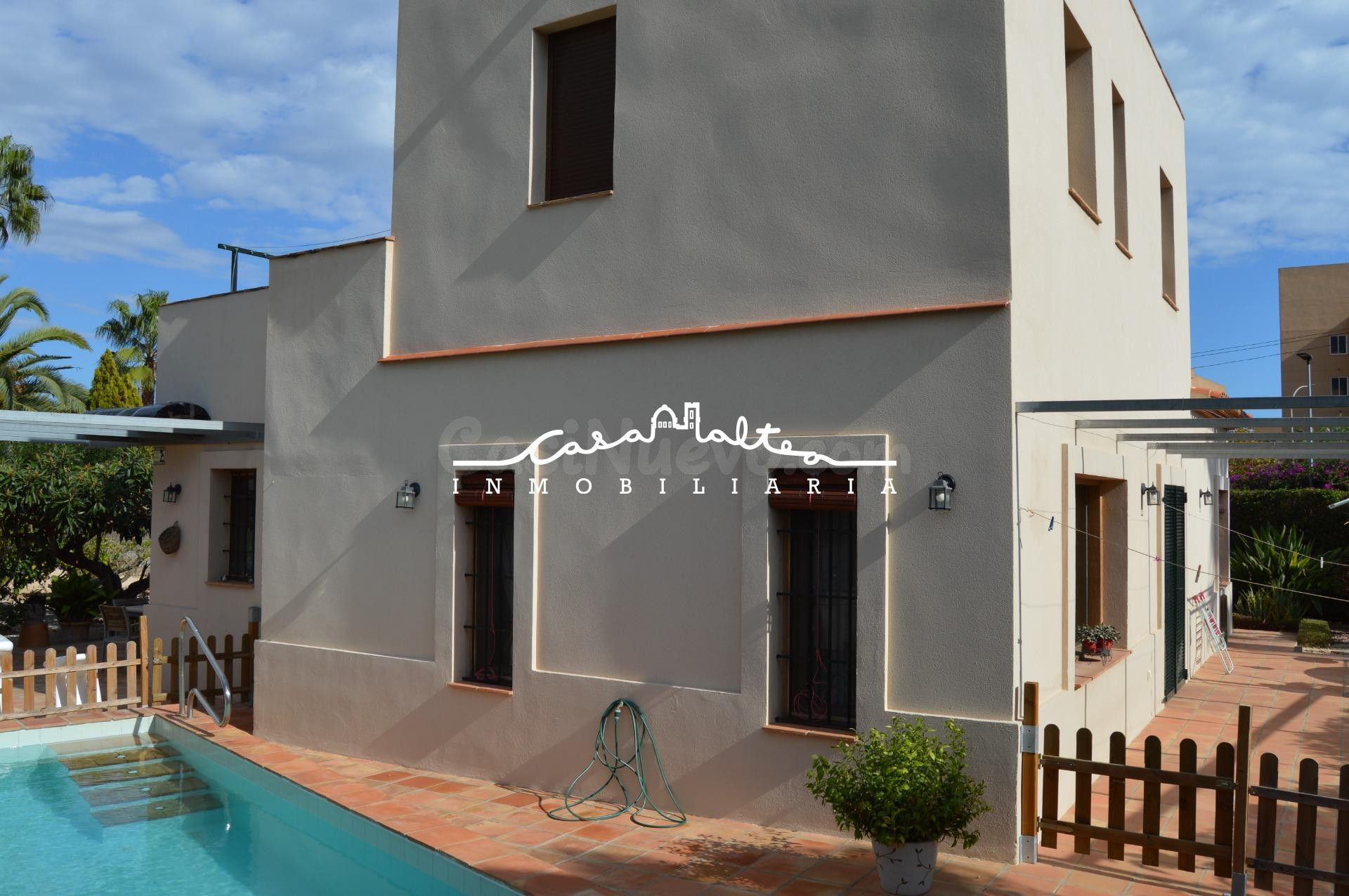 Se alquila increíble chalet de dos plantas en el Albir con piscina