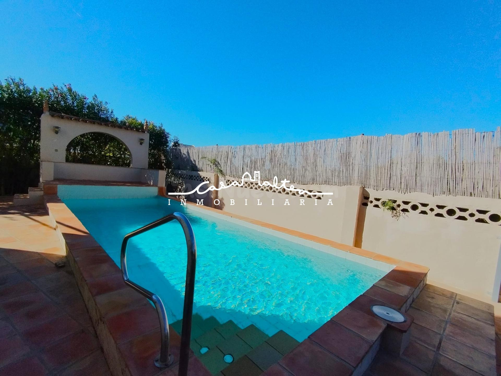 Se alquila increíble chalet de dos plantas en el Albir con p - foto 3