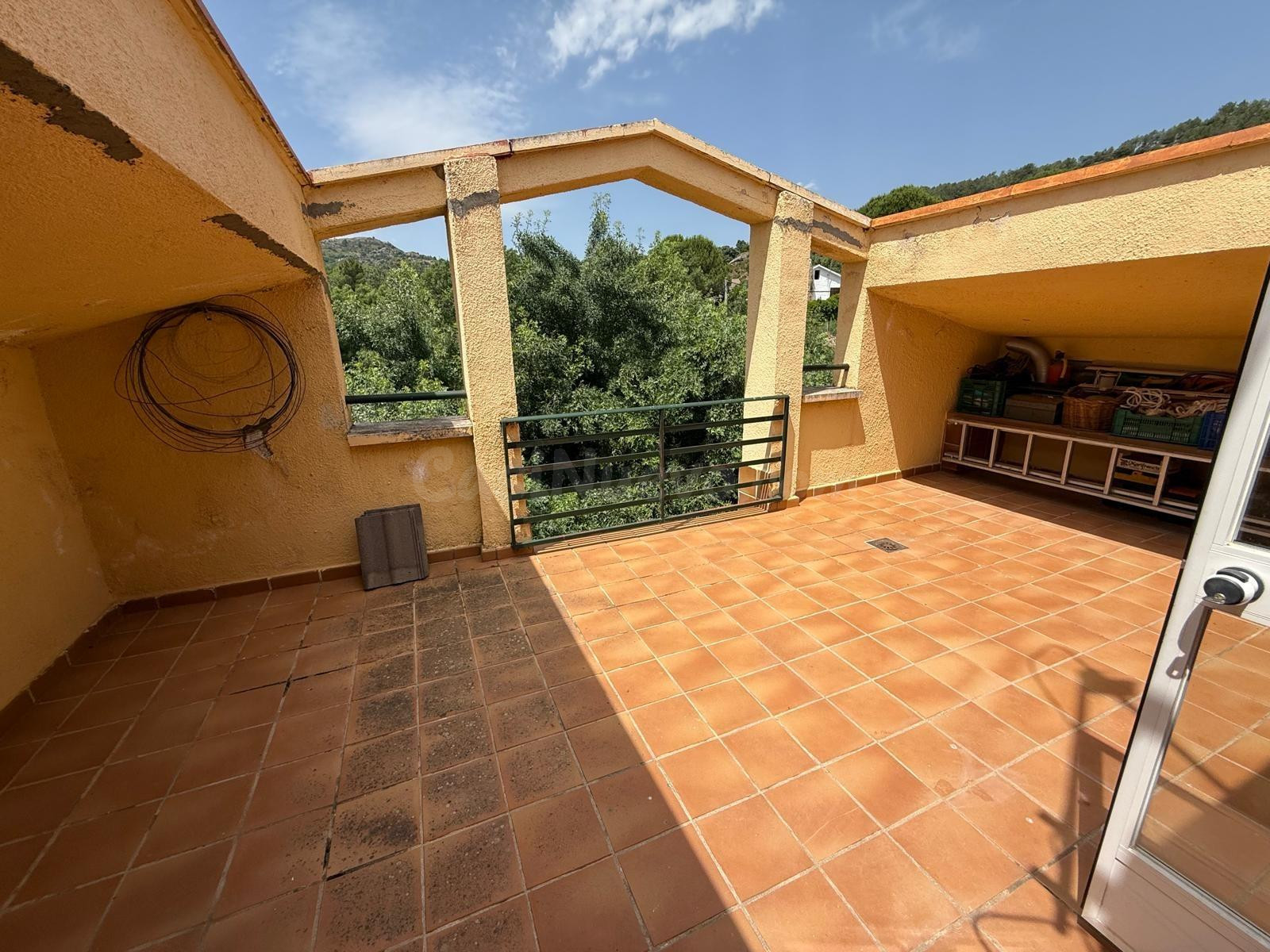 CASA DE 3 PLANTAS EN FINCA DE 1600 M2 AL PIE DE LA SIERRA DE