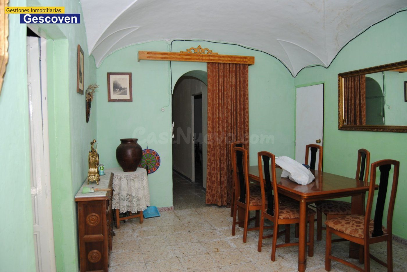 VIVIENDA CON PATIO, GARAJE Y AMPLIAS POSIBILIDADES